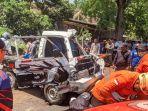 Bangkai-pick-up-masuk-sungai-saat-dievakuasi.jpg