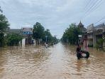 Banjir-menerjang-Kabupaten-Ponorogo-Minggu-15122024-pagi-Banjir-di-Jalan-Ahmad-Yani.jpg