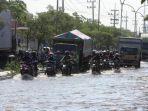 Banjir-saat-menggenangi-jalan-raya-di-Surabaya-Barat.jpg
