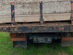 Barang-bukti-sebuah-truk-35-batang-gelondong-kayu-jati-3-gergaji.jpg