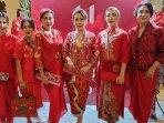 Batik-Chic-memperkenalkan-koleksi-Lunar-Rose-yang-memadukan-batik-dengan-busana-cheongsam.jpg