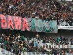 Bawa-Adem-saat-laga-Persebaya-vs-Persija-di-Stadion-GBT-Surabaya-ilustrasi-bonek.jpg