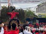 Beberapa-bacaleg-PDI-Perjuangan-Sidoarjo-naik-reog-di-sela-pendaftaran-ke-KPU-Sidoarjo.jpg