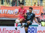 Bek-Arema-FC-Bagas-Adi-saat-berduel-dengan-pemain-Persija-Jakarta.jpg