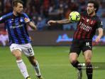 Bek-Inter-Milan-Francesco-Acerbi-berebut-bola-dengan-gelandang-AC-Milan-Sandro-Tonali.jpg