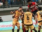 Bek-asing-Madura-United-Mendonca-melepaskan-heading-saat-laga-Madura-United-vs-Persija-Jakarta.jpg