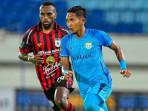 Bek-sayap-Persela-Fardan-Harahap-depan-menguasai-bola-bersiap-melepaskan-umpan.jpg