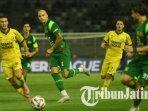 Bek-tengah-Persebaya-Risto-Mitrevski-berduel-dengan-pemain-Semen-Padangpersebaya-vs-semen-padang.jpg