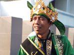Bendahara-DPW-PKB-Jatim-Fauzan-Fuadi-saat-turut-hadir-dalam-penyerahan.jpg