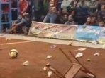 Beredar-video-penonton-pertandingan-bola-voli-melemparkan-berbagai-benda-ke-lapangan.jpg