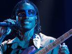 Berikut-adalah-lirik-dan-terjemahan-lagu-Bad-Habit-Steve-Lacy.jpg