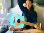 Berikut-ini-adalah-lirik-dan-chord-gitar-Menepi-dari-Ngatmombilung.jpg