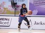 Bianca-Nashwa-Azzahra-pemain-basket-SMAN-15-Surabaya-melawan-SMA-Petra-4-Sidoarjo.jpg