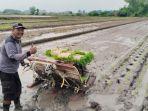 Bripka-Muliono-saat-menggarap-sawah-di-Desa-Kedungmungal-Kecamatan-Pungging.jpg