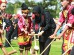 Bupati-Banyuwangi-Ipuk-Fiestiandani-hadiri-Festival-Memengan-Tradisional-di-Lapangan-Lugjak.jpg