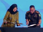 Bupati-Banyuwangi-Ipuk-Fiestiandani-menandatangani-nota-kesepakatan.jpg