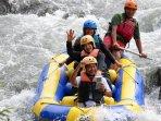Bupati-Banyuwangi-Ipuk-Fiestiandani-mencoba-rafting-di-Sungai-Badeng.jpg