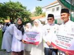 Bupati-Banyuwangi-Ipuk-Fiestiandani-menyalurkan-insentif-terhadap-14241-guru-ngaji-di-hari-santri.jpg