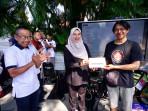 Bupati-Banyuwangi-Ipuk-Fiestiandani-menyerahkan-hadiah.jpg