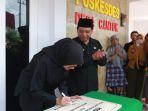 Bupati-Banyuwangi-Ipuk-Fiestiandani-meresmikan-Poskesdes.jpg