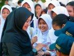 Bupati-Banyuwangi-Ipuk-Fiestiandani-saat-bertemu-para-siswa-ilustrasi-siswa-di-banyuwangi.jpg