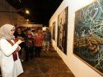 Bupati-Banyuwangi-Ipuk-Fiestiandani-saat-menilik-pameran-lukisan-ArtOs-Nusantara.jpg