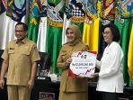 Bupati-Banyuwangi-Ipuk-Fiestiandani-secara-simbolis-menerima-Dana-Insenti.jpg