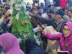 Bupati-Blitar-Rini-Syarifah-ikut-berebut-gunungan-tumpeng-jajan.jpg