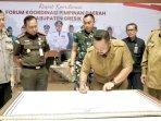 Bupati-Gresik-Fandi-Akhmad-Yani-dalam-deklarasi-penertiban-jam-operasional-kendaraan-berat.jpg