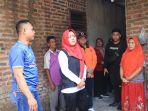 Bupati-Ikfina-Fahmawati-meninjau-rumah-warga-terdampak-angin-puting-beliung.jpg