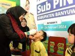 Bupati-Ipuk-Fiestiandani-meninjau-pelaksanaan-vaksinasi-polio-di-TK-Diponegoro.jpg