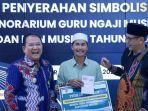 Bupati-Jember-Hendy-Siswanto-kiri-serahkan-pencairan-honor-guru-ngaj.jpg