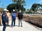 Bupati-Jember-Hendy-Siswanto-meninjau-proyek-rehabilitasi-Alun-alun-Jember.jpg