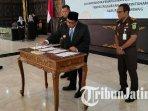 Bupati-Jombang-Warsubi-menandatangani-nota-kesepahaman-MoU-2025.jpg