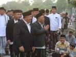 Bupati-Jombang-Warsubi-menyapa-masyarakat-Jombang-setelah-salat.jpg