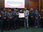 Bupati-Jombang-Warsubi-saat-Konferensi-Pers-di-Gedung-DPRD-Kabupaten-Jombang.jpg