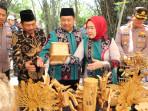 Bupati-Jombang-Warsubi-saat-mengunjungi-Pasar-Barongan-Kali-Gunting.jpg