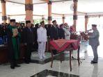 Bupati-Karna-Suswandi-saat-melantik-ratusan-pejabat-di-Pendopo-Kabupaten-Situbondo.jpg