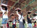 Bupati-Kediri-Hanindhito-Himawan-Pramana-membuka-lomba-burung-berkicau.jpg