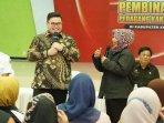 Bupati-Kediri-Hanindhito-Himawan-Pramana-menjawab-keluhan-pkl-soal-gas-elpiji.jpg