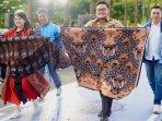 Bupati-Kediri-Hanindhito-Himawan-Pramana-saat-acara-Kediri-Fashion-Batik-Festival-2024.jpg