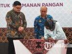Bupati-Kediri-Hanindhito-Himawan-Pramanamenyerahkan-Sertifikat-Laik-Higiene-Sanitasi-SLHS-pada-sppg.jpg