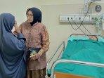 Bupati-Lumajang-Indah-Amperawati-Masdar-menjenguk-MHN-korban-kecelakaan.jpg