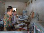 Bupati-Lumajang-Thoriqul-Haq-saat-melakukan-sidak-di-kios-pupuk-beberapa-waktu-lalu.jpg