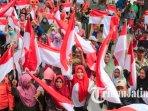 Bupati-Mojokerto-Ikfina-Fahmawati-dalam-kegiatan-pembagian-bendera-jelang-HUT-RI-ke-79.jpg