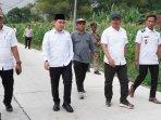 Bupati-Mojokerto-Muhammad-Albarraa-atau-Gus-Barra-didampingi-Kabid-Bina-Marga-Dinas-PUPR-Mojokerto.jpg
