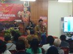 Bupati-Nganjuk-H-Marhaen-Djumadi-memberikan-paparan-talkshow-Gempur-Rokok-Ilegal.jpg