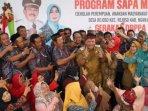 Bupati-Nganjuk-Marhaen-Djumadi-bersama-kader-PKK-dan-warga-dalam-program-SAPA-MAMA.jpg