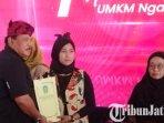 Bupati-Nganjuk-Marhaen-Djumadi-membagikan-sertifiat-pada-pelaku-UMKM-Nganjuk.jpg