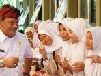 Bupati-Nganjuk-Marhaen-Djumadi-memberikan-semangat-dan-dorongan-kepada-para-siswa-SMP.jpg